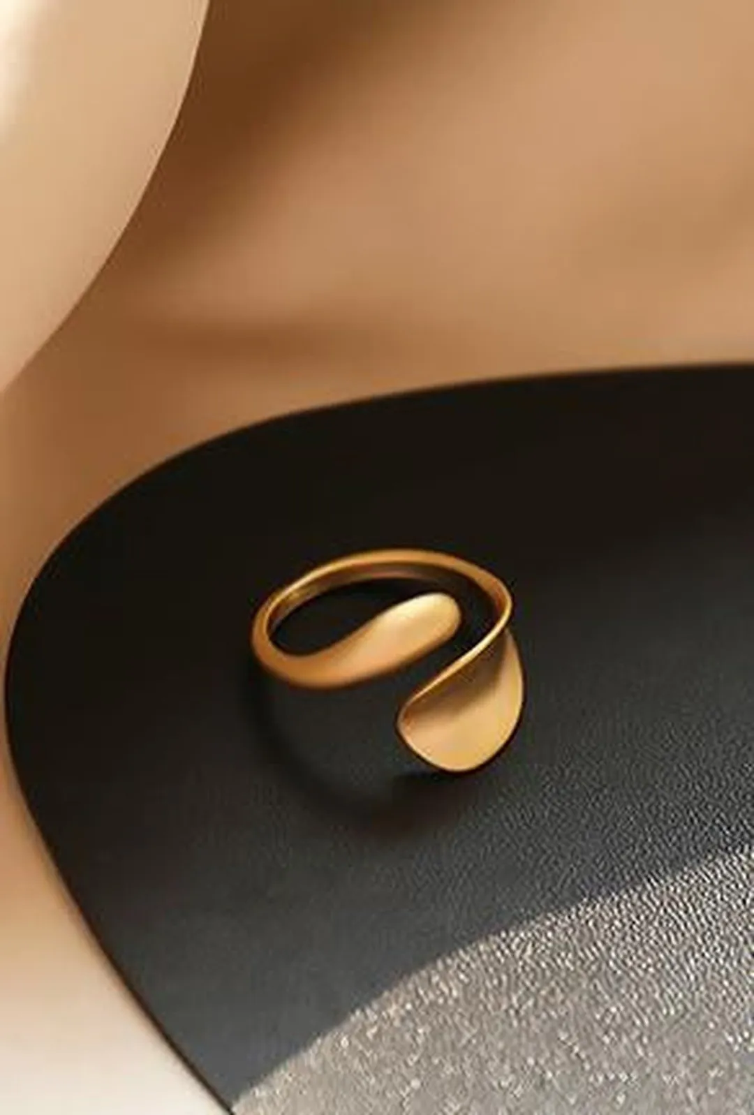 LADA - SCULPTURED RING